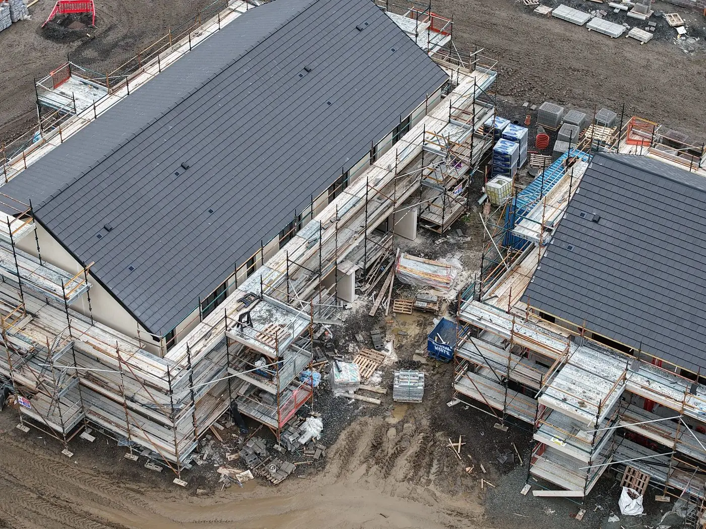 Roof covering and tile installation